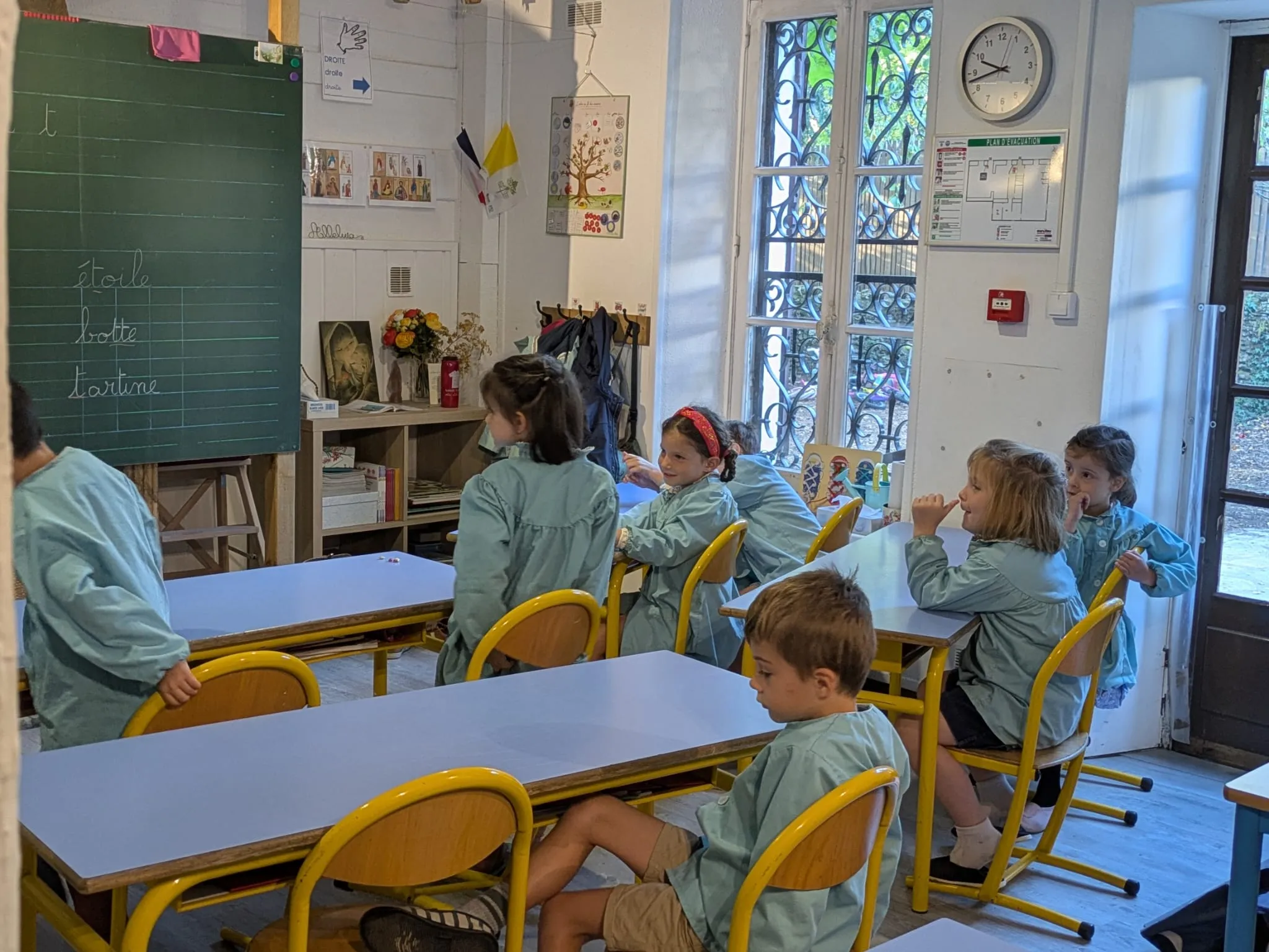 Une classe élémentaire pendant la leçon de lecture
