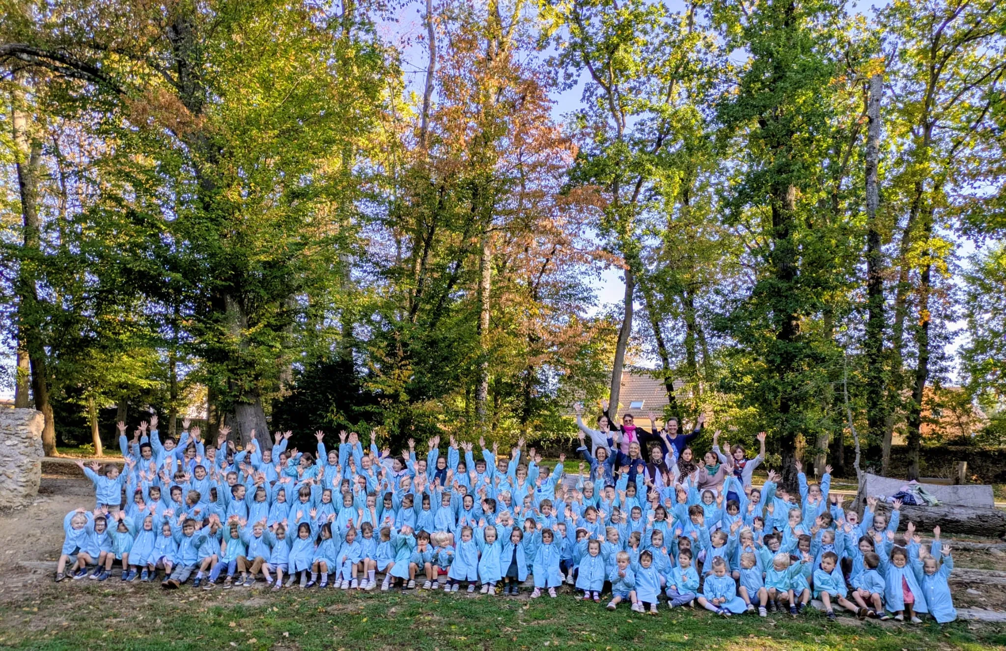 L'école Les Pastoureaux dans son écrin de verdure au Perray-en-Yvelines