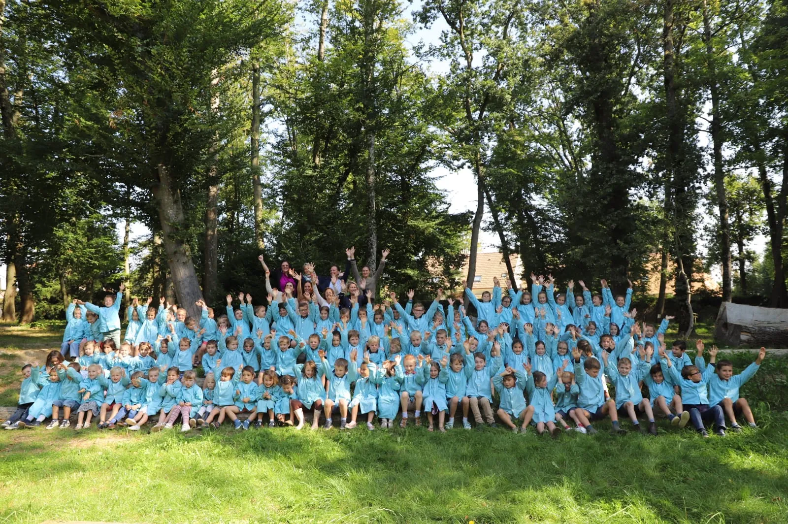 L'école Les Pastoureaux dans son écrin de verdure au Perray-en-Yvelines