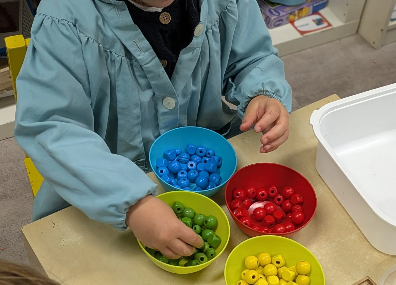 Tri des perles par couleur en maternelle
