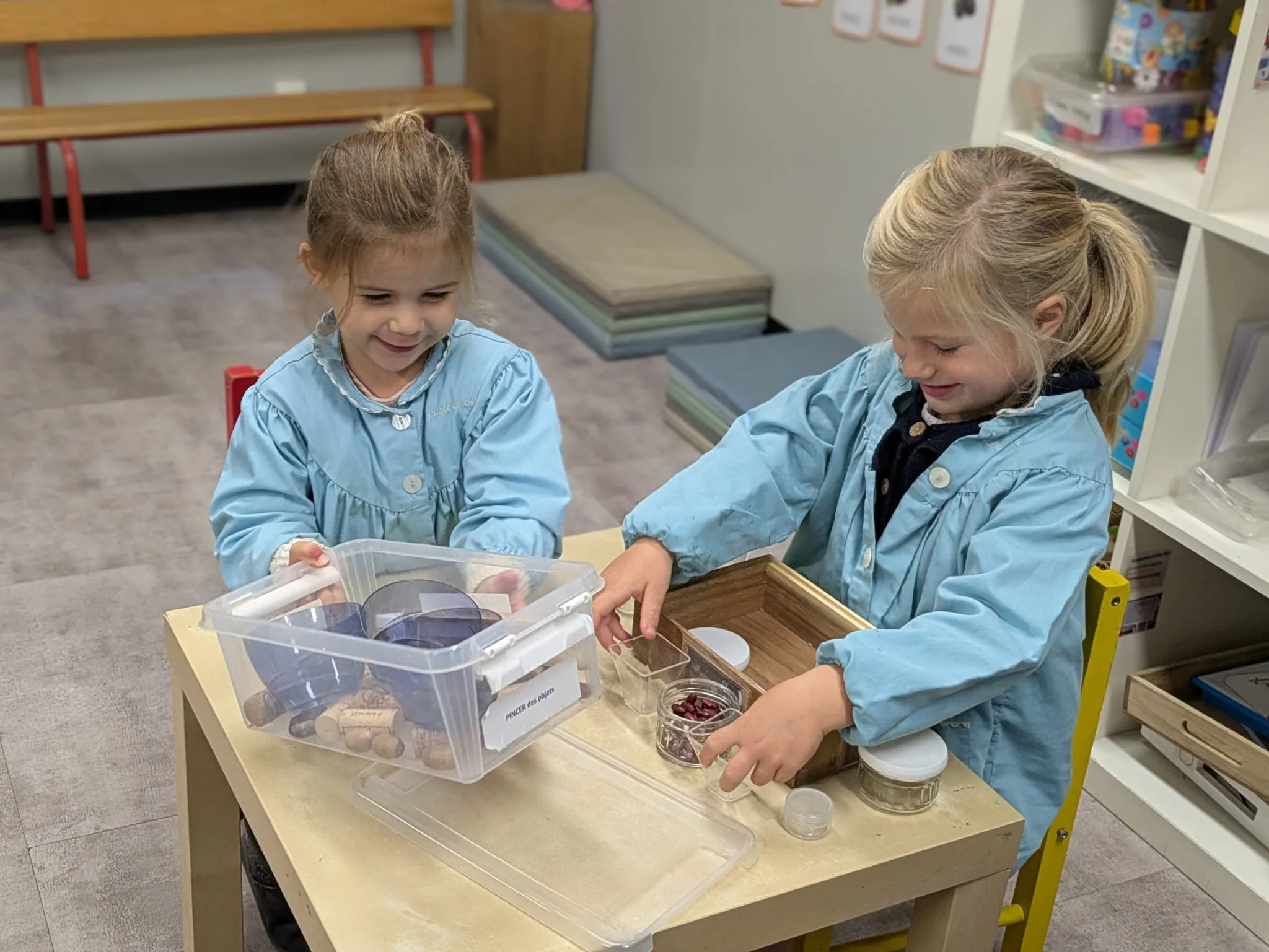 Deux élèves de maternelle à l'atelier de transvasement