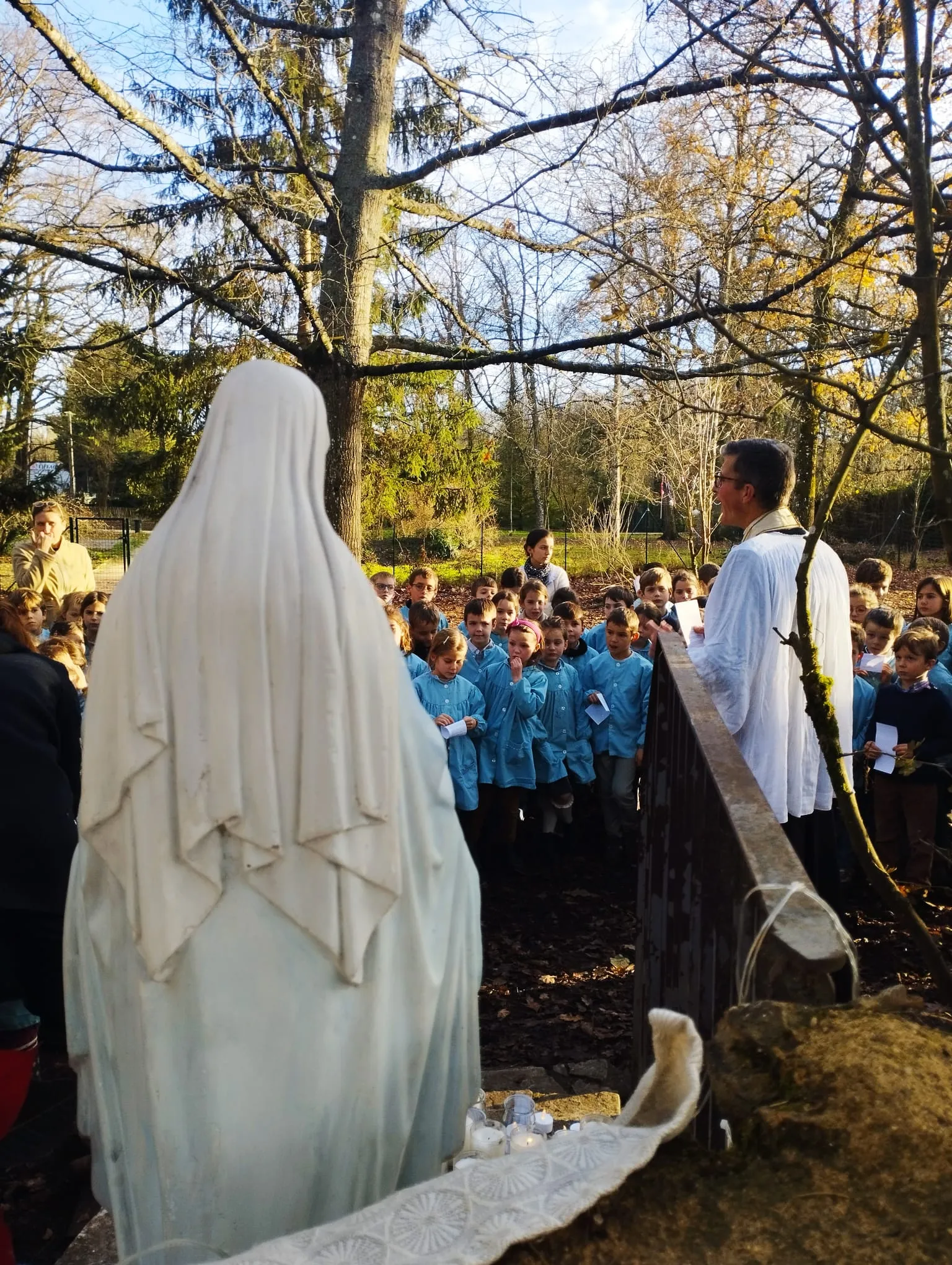 Prière des élèves devant la statue de la Vierge