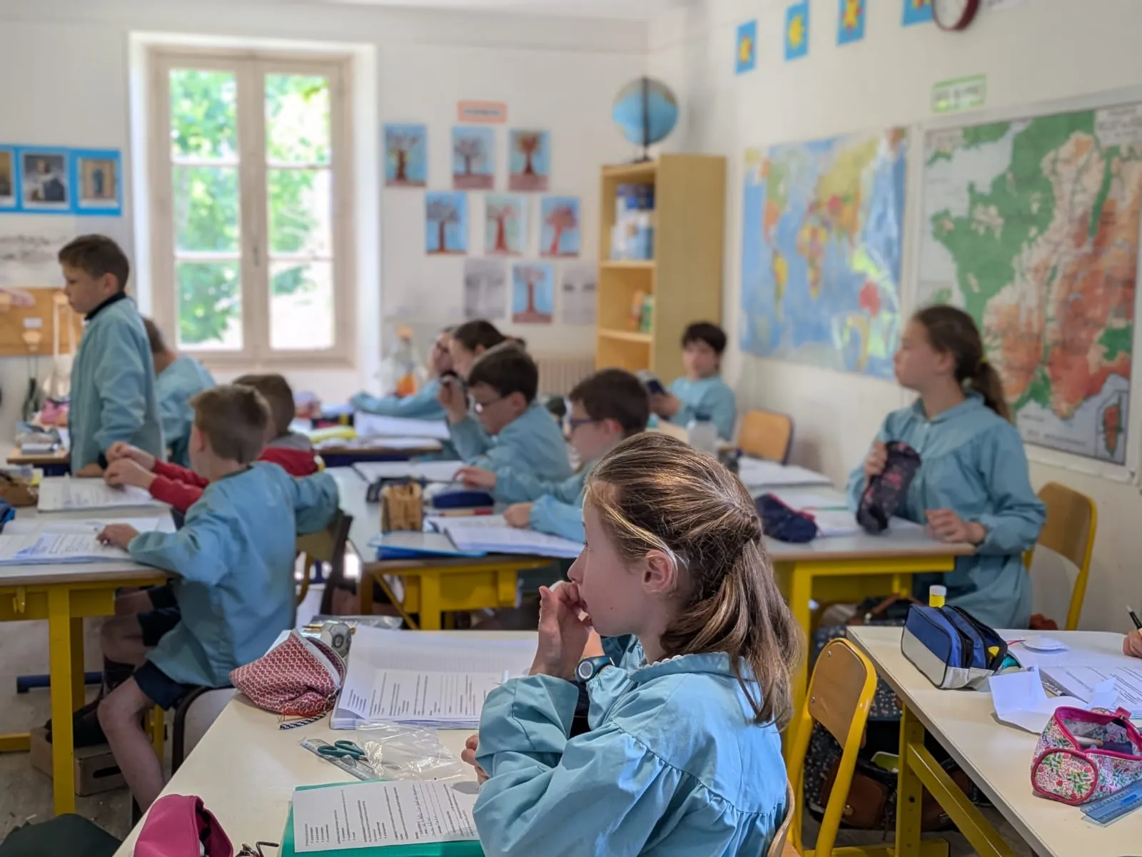 Les grands au travail dans leur classe