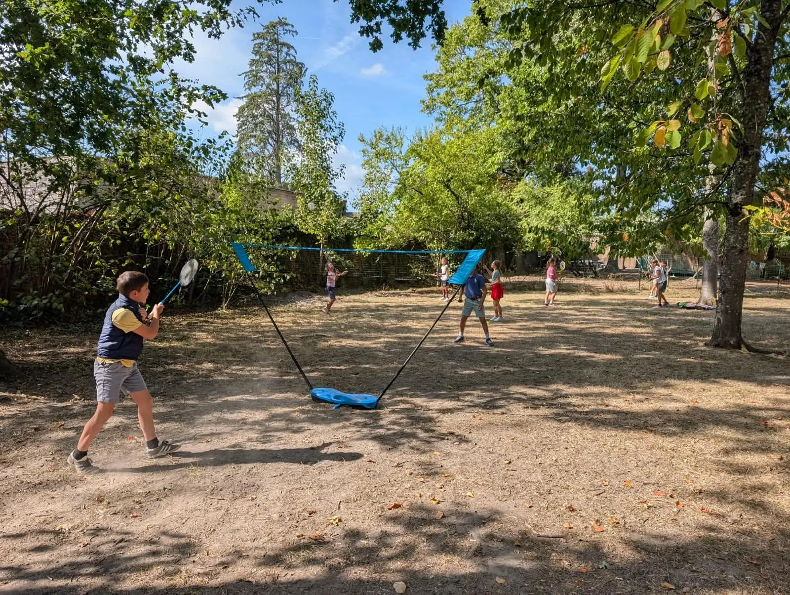 Partie de badminton dans le parc de l'école