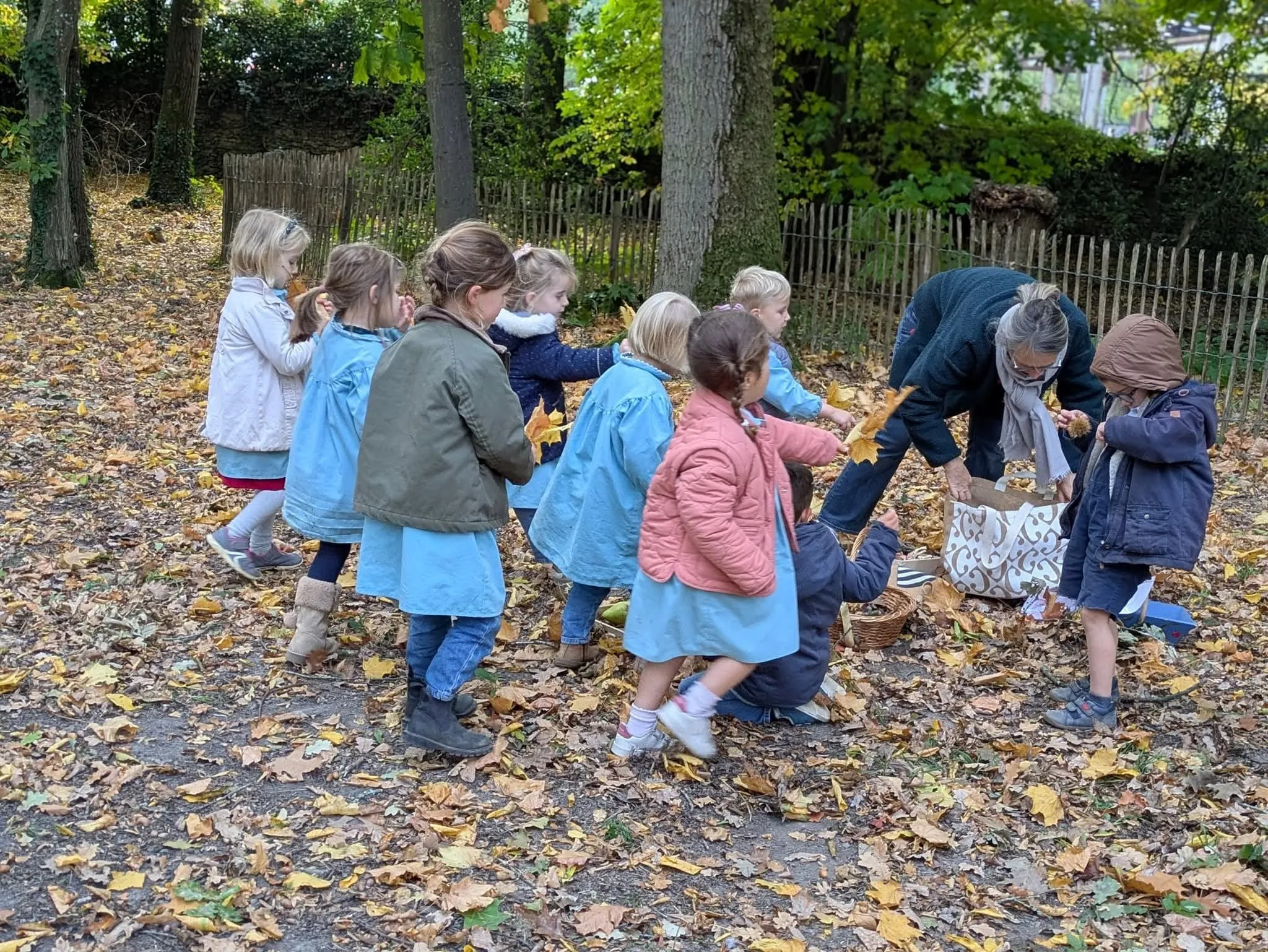 Ronde des petits dans les feuilles d'automne, dans le parc